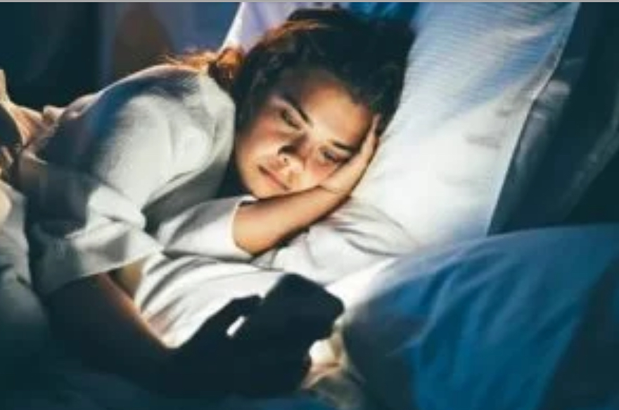 علماء يحذرون من استخدام الموبايل في السرير قبل النوم