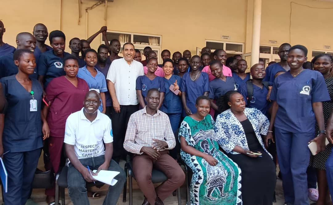 محاضرة بعنوان الكشف المبكر عن العيوب الخلقية للجهاز البولي التناسلي لدى الاطفال بكلية التمريض والقبالة بجوبا